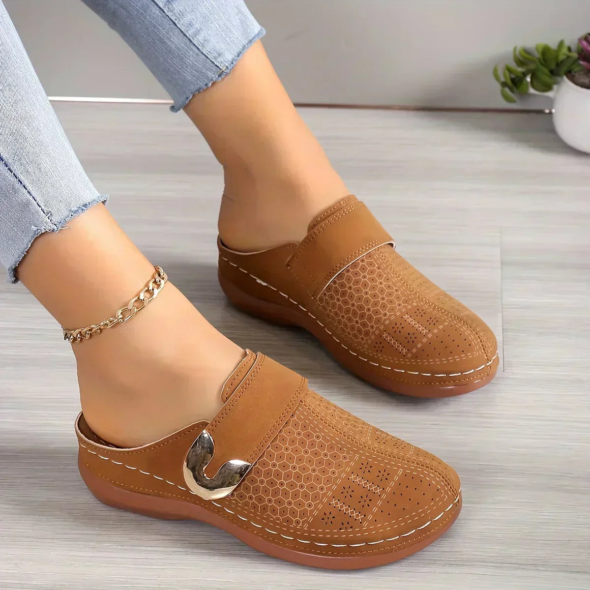 Beige / 12  (EU 43)